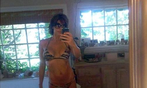 TOK EN DEMI: Skuespiller Lisa Rinna ville ogs� gjerne vise fram kroppen sin p� Twitter. Foto: TWITTER