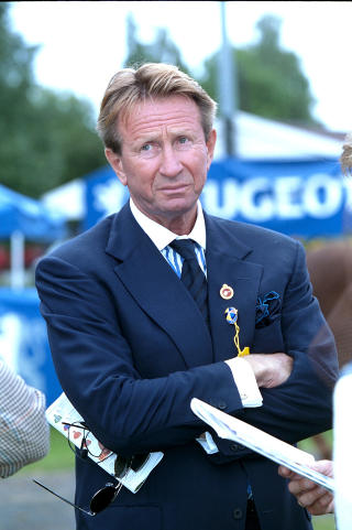 I RETTEN: Tor Arne Uppstr�m nekter fotografene � ta bilder i retten, men stiller for � forklare seg. Her fra Norsk Derby p� �vrevoll galoppbane i B�rum 21. august 2000.







Foto: Arne V. Hoem/Dagbladet