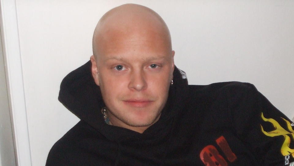 FALT 14 METER: Stillasarbeider Tom Erik Olsen (25) falt i d�den p� Statoil-opererte Oseberg B i Nordsj�en. Pappa Jan Olsen reagerer p� at en av Petroleumstilsynets ulykkesgranskere mottar store penger fra Statoil i gullpensjon. Foto: Privat