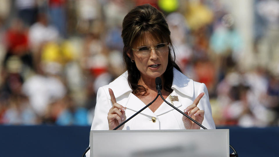 TALER: Sarah Palin jobber n� som taler og politisk analytiker, i tillegg gir hun ut b�ker. Her taler hun p� en kontroversiell tilstelning i anledning 47-�rsdagen for Martin Luther King jrs I have a dream-tale. FOX-mannen Glenn Beck sto som arrang�r for arrangementet som knyttes til Tea Party-bevelgesen. Foto: AP