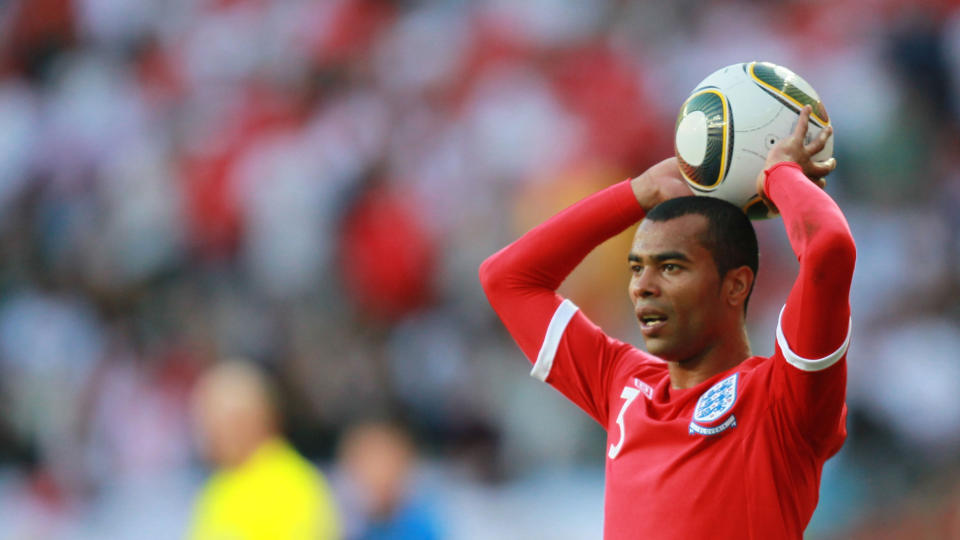 RUNDTSJ�LET: Ashley Cole var p� landslagssamling n�r frekke tyver br�t seg inn i leiligheten hans. Foto: Scanpix