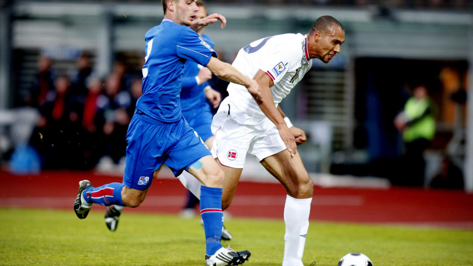 IKKE IMPONERT AV NORGE: S�lvi Ottesen, her fra fjor�rets duell med John Carew, tror danskene er mye bedre enn det norske laget. Foto:Kyrre Lien / Scanpix