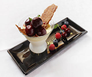 DESSERT: Fryst sabayon laget p� eplevin, fraSeljord vin, servert med lune kirseb�r.