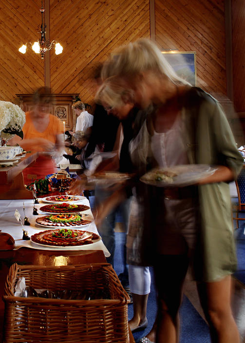POPUL�RT: Buffeen med et stort utvalg av forretter sl�r an hos gjestene.