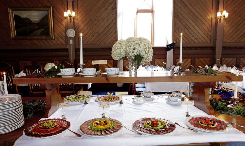 FORRETTER: Mens andre velger dessertbuffet s� har Hotel Dalen sin forrettbuffet med lokale godsaker.