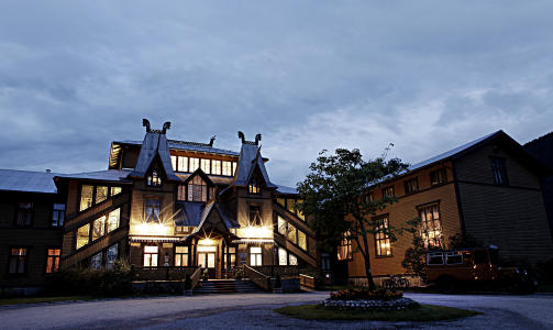 TEATRALSK: Treslottet er enda mer pomp�st n�r kvelden er p� vei til natt. Alle foto: Ole C. H. Thomassen