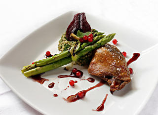 AND: Andeconfit , and fra Holte G�rd, servert med byggryn og asparges.