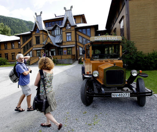 TURISTER: Den gamle bussen f�r sin del av oppmerksomheten fra fotograferende gjester.