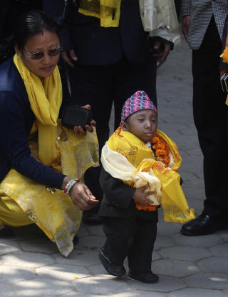 DEN NYE KONGEN: Det er forventet at Khagendra Thapa Magar vil kreve tittelen som verdens minste mann n�r han fyller 18 �r.  Foto: REUTERS/Gopal Chitrakar