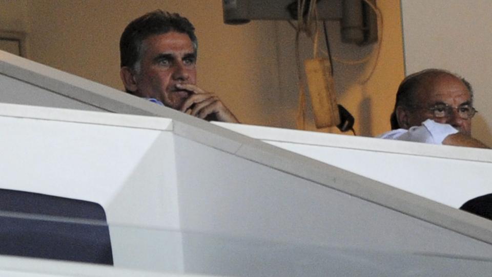 I KULISSENE: Carlos Queiroz under Portugals kamp mot Kypros. Landslagssjefen er utestengt av det portugisiske forbundet, men har fortsatt kontakt med assistenttrener Agostinho Oliveira og resten av trenerteamet.Foto: SCANPIXEPA/HUGO DELGADO