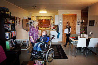 PLEIETRENGENDE: Mikael fikk store hjerneskader under f�dselen og har ingen viljestyrte bevegelser. Han puster gjennom en ventil i halsen og spiser gjennom en knapp p� magen.

Foto: Jo Straube / Dagbladet