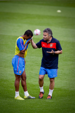 MED ANSVARET: Midlertidig hovedtrener Agostinho Oliveira gir Nani instruksjoner under dagens trening p� Ullevaal Stadion.Foto : Bj�rn Langsem/DAGBLADET.