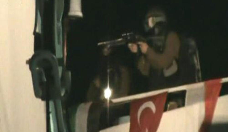 BORDET: Israelske kommandosoldater bordet skipet Mavi Marmara da en fl�te med aktivister fors�kte � bryte Gaza-blokaden. N� skal amerikanske aktivister utfordre blokaden i lufta. Foto: AFP