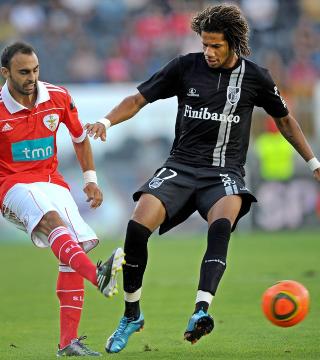 IKKE BEST P� TOPP: Bebe viste seg fra en bedre siden etter pause for det portugisiske U21-laget da han spilte lenger ned i banen, forteller Karlsen. Her i Vitoria Guimaraes-tr�ya i sommer. Foto: EPA/HUGO DELGADO