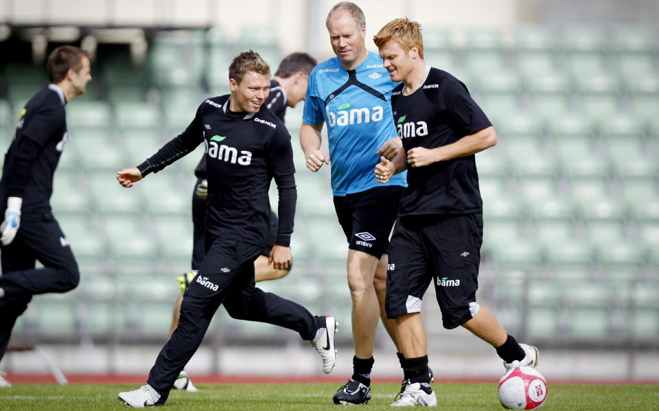 KRAFTIG HJERNERYSTELSE: John Arne Riise (t.h.) har p�dratt seg en kraftig hjernerystelse etter et sammenst�t med Espen Ruud p� dagens landslagstrening. Tilleggsunders�kelser viser heldigvis ingen bl�dninger eller brudd for venstrebacken.Foto: Kyrre Lien / Scanpix