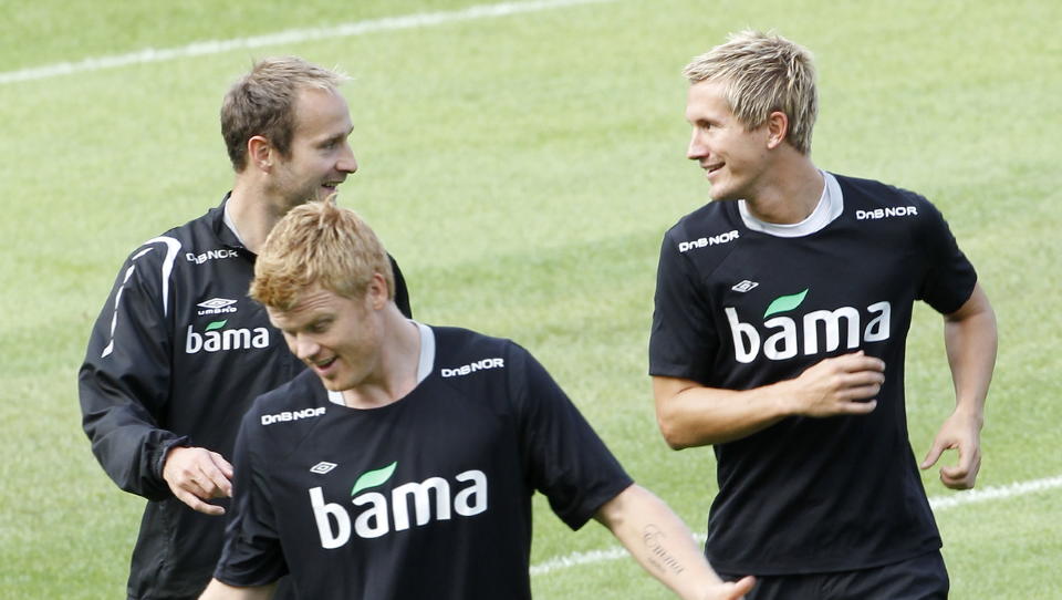 MULIG ERSTATTER:  John Arne Riise fikk hjernrystelse p� dagens trening og er uaktuell for tirsdagens EM kvalifiseringskamp mot Portugal i morgen. Jon Inge H�iland t.v kan ta over. Her med Morten Gamst Pedersen. 
Foto: Morten Holm / Scanpix