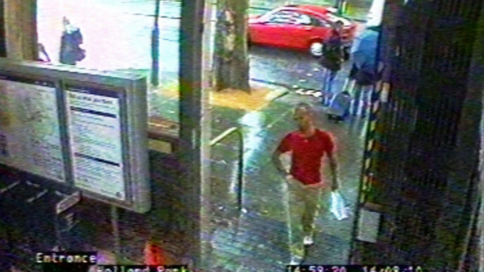 DE SISTE BILDENE: Politiet friga i kveld overv�kningsbilder fra CCTV-kameraer som viser Gareth Williams p� vei inn til t-banestasjonen Holland Park i London 14. august. Foto: METROPOLITAN POLICE / AFP / SCANPIX