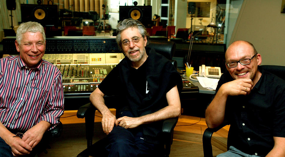 LYDH�RE: Jan Erik Kongshaug (tv), Mike Mainieri og Bugge Wesseltoft (th) i Rainbow Studios kontrollrom &mdash; et lydtempel omtalt med andakt av hi-fi-entusiaster over hele verden. Foto: Terje Mosnes