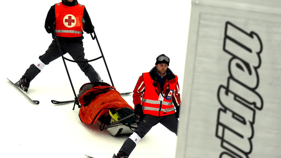 SKADET I KVITFJELL Alpinist Matthias Lanzinger fra �sterrike skadet seg stygt i et fall og blir her fraktet ned til et ventende VIP-helikopter. 
Foto: Knut Falch/SCANPIX