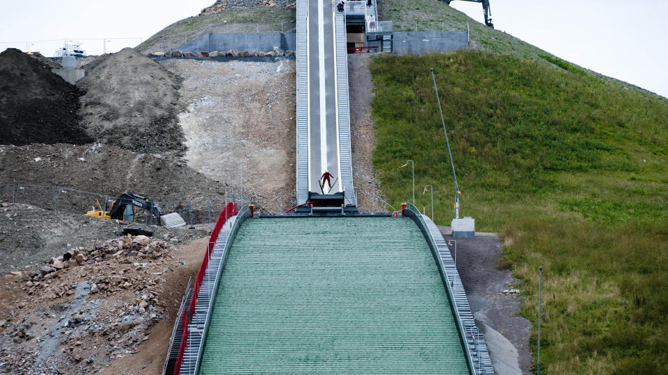 JOMFRUHOPP: 15 �r gamle Maren Lundby �pnet Midstubakken med et hopp p� 87 meter.Foto Thomas Ramus Skaug / Dagbladet