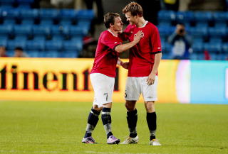 PREGET: Bj�rn Helge Riise (t.v.) var sterkt preget av broren John Arnes hodeskade, og fikk fri fra ettermiddagens pressetreff for � dra p� Ullev�l sykehus p� sykebes�k.Foto: Stian Lysberg Solum / Scanpix