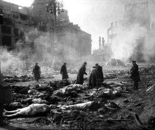 OFRE FOR ALLIERT BOMBING: Redningsmannskaper samler lik p� et torg i Dresden etter det allierte bomberaidet 13. og 14. februar 1945. 25 000 mennesker d�de, de fleste av dem kvinner og barn. Foto: WALTHER HAHN/SLUB/DEUTSCHE FOTOTHEK/AFP/SCANPIX
