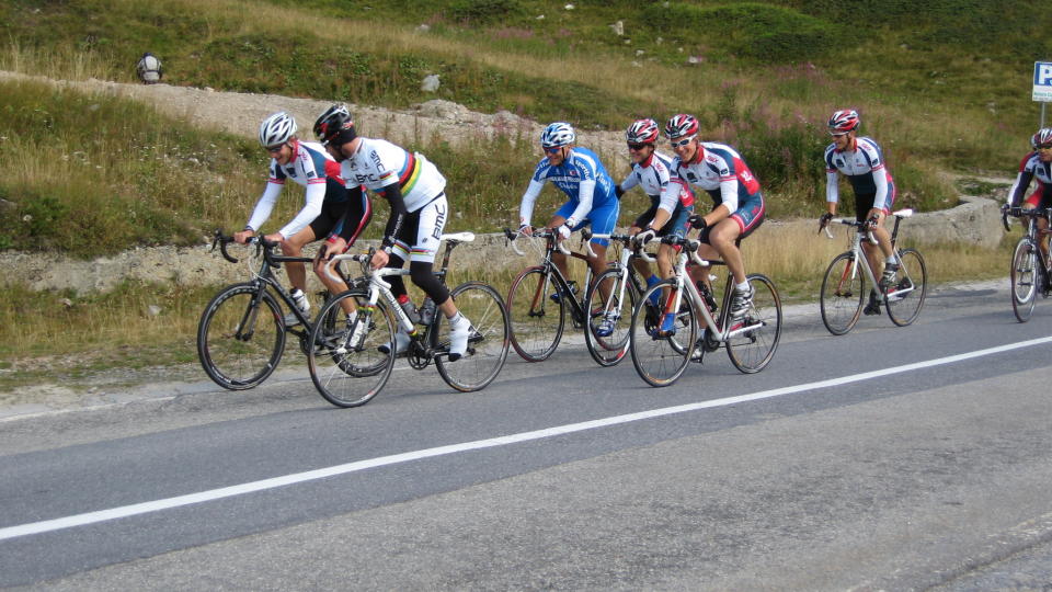 VERDENSMESTERHJELP De norske langrennsgutta fikk storfint bes�k p� sykkeltrening i Italia da verdensmester Cadel Evans ble med p� treningstur.Foto: Privat
