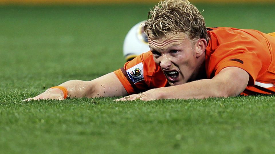 SKULDERSKADD: Dirk Kuyt m� p�regne et lengre skadeopphold etter � ha �delagt skulderen i et mislykket fors�k p� et brassespark.Foto: SCANPIX
