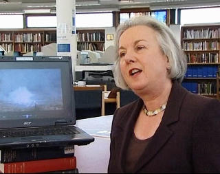 FANT BESTEFARS FILMER: Carolyn Keen, barnebarn av tidligere borgermester Alfred Coucher, kom over filmene p� bestefarens loft. Foto: REUTERS/SCANPIX