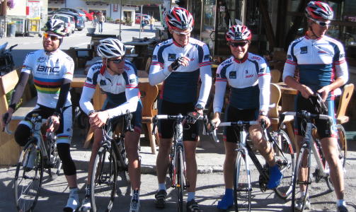 GUTTA P� TUR: Verdensmester Cadel Evans (f.v.) poserte velvillig sammen med Simen �stensen, Petter Eliassen , Martin Johnsrud Sundby og Kristian Tettli Rennemo.Foto: Privat