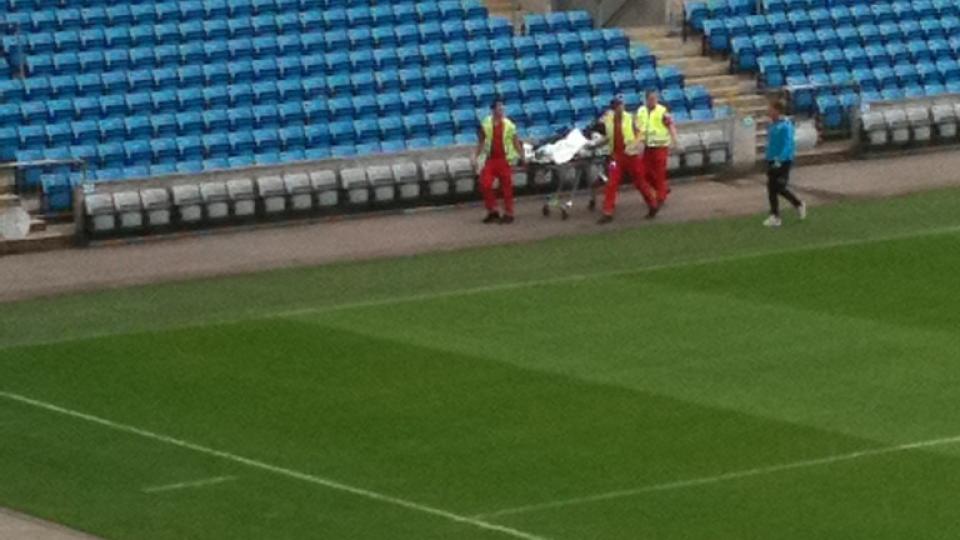 DRAMATISK: John Arne Riise ble fraktet ut av Ullevaal stadion p� b�re f�r han ble kj�rt i ambulanse til Ullev�l sykehus. Foto: MMS-tipser