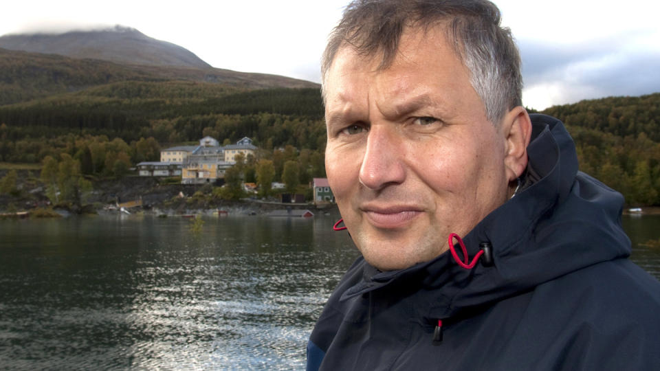SNUDDE: Olje- og energiminister Terje Riis-Johansen innvilger likevel 3 millioner kroner til fortsatt skredoverv�king av Nordnesfjellet. Her foran skredrammede Lyngen tidligere i dag. Foto: JAN-MORTEN BJ�RNBAKK/SCANPIX