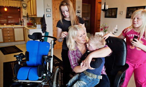 - UMODENT: Mamma Lill-Anita Larssen, storesøster Angelica (10) og tante Ranghild (14), sammen med Mikael. Lill-Anita synes en del av innleggene på 4chan var umodne, og sier de gikk inn på henne. Foto: Jo Straube / Dagbladet - UMODENT: Mamma Lill-Anita Larssen, storesøster Angelica (10) og tante Ranghild (14), sammen med Mikael. Lill-Anita synes en del av innleggene på 4chan var umodne, og sier de gikk inn på henne. Foto: Jo Straube / Dagbladet