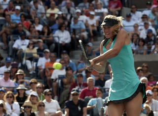 FEILENE FLORERTE: Maria Sjarapova hadde h�y feilprosent p� f�rsteservene og hadde dessuten 36 upressede feil. Da ble det exit i 4. runde mot Caroline Wozniacki.Foto: SCANPIX/AFP PHOTO/DON EMMERT