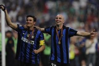 MESTERE: Esteban Cambiasso (t.h) og Javier Aldemar Zanetti vant tre trofeer med Inter forrige sesong. Inkludert Champions League, som her feires p� banen i Madrid. Foto: AFP/PIERRE-PHILIPPE MARCOU