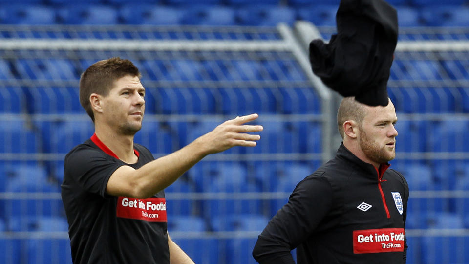 ST�TTER LANDSLAGSKAMERATEN: Steven Gerrard f�ler seg trygg p� at Wayne Rooney vil levere en god landskamp i kveld. Foto: STEFAN WERMUTH/REUTERS