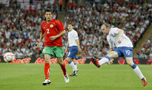 FORNYET TILLIT: Wayne Rooney spilte seg ikke ut av laget mot Bulgaria p� fredag - og heller ikke via avisspaltene. Foto: KIRSTY WIGGLESWORTH/AP