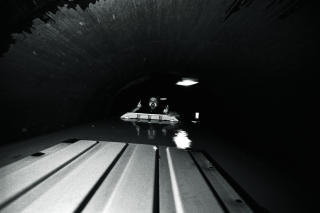 N�R D�DEN: I en tunnel p� vei mellom Bergen og Trondheim i mai 2005 tar Stian Andersen bilde av Hank von Helvete som dukker opp fra takluka. &mdash; Stian skriker, og jeg skj�nner noe er galt s�nn at jeg dukker ned. Sekundet etterp� snidder en gigantisk vifte taket p� bussen, forteller Hank. Foto: Stian Andersen