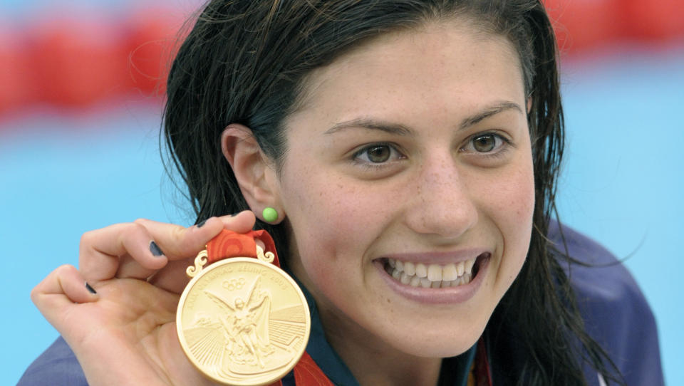 TRE OL-GULL: Stephanie Rice viser her fram gullmedaljen hun vant p� 200 meter medley i Beijing-OL. Foto: Thomas Kienzle/AP