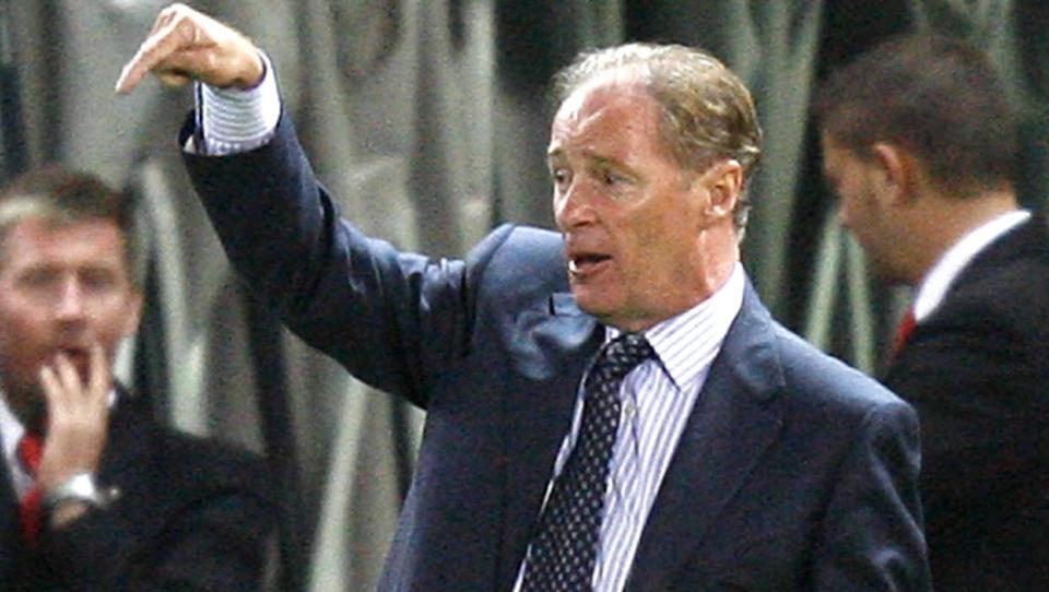 FORN�RMET: H�yt gress p� den italienske treningsbanen irriterer trener Brian Kerr. Han ansl�r at f�r�yiske sauser ville brukt en m�ned p� � spise opp alt p� banene F�r�yene har f�tt trene p�. Foto: REUTERS/Robert Zolles
