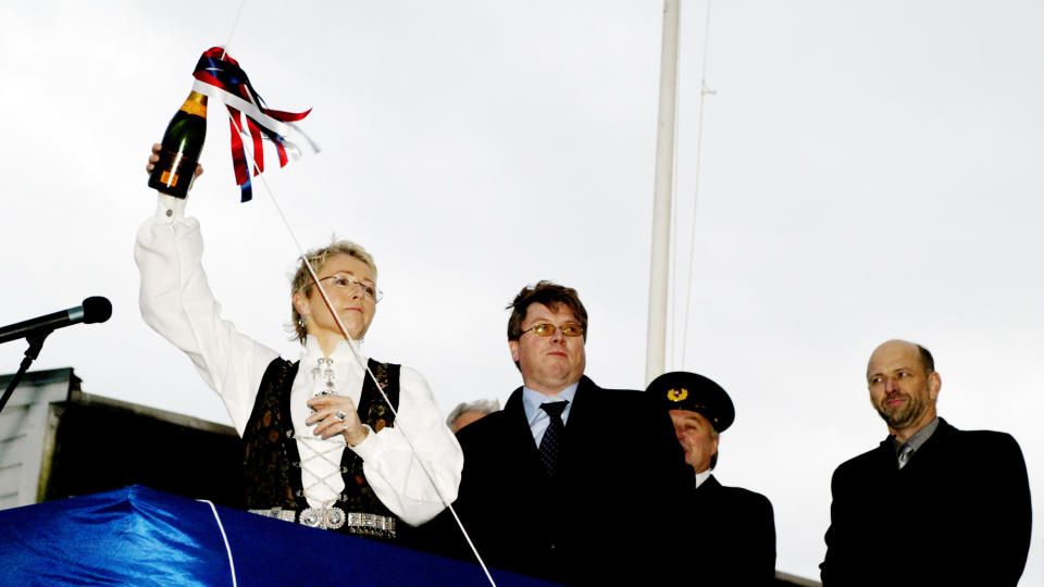 GUDMOR: Liv Signe Navarsete ble gudmor for M/S Bergensfjord da hun d�pte ferja i november 2006. For det fikk hun et armb�nd i hvitt gull. Foto: Simon Solheim