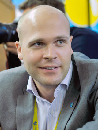 VIL HA KRAFTIG BEGRENSNING I INNVANDRINGEN: Erik Almqvist har flere ledende verv i SD, som også jobber for en matreform for eldre og en kraftig forbedring i pensjonisters økonomiske situasjon. Foto: SD VIL HA KRAFTIG BEGRENSNING I INNVANDRINGEN: Erik Almqvist har flere ledende verv i SD, som også jobber for en matreform for eldre og en kraftig forbedring i pensjonisters økonomiske situasjon. Foto: SD