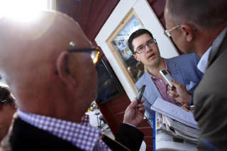 RYDDET OPP:
Sverigedemokraternas leder Jimmie Åkesson fremstår som en dyktig politiker med et mer striglet parti bak seg. Men hvorfor gikk han inn i partiet i 1995, mens medlemmene fortsatt gikk rundt i naziuniform?
Foto: Fredrik Persson / SCANPIX RYDDET OPP:
Sverigedemokraternas leder Jimmie Åkesson fremstår som en dyktig politiker med et mer striglet parti bak seg. Men hvorfor gikk han inn i partiet i 1995, mens medlemmene fortsatt gikk rundt i naziuniform?
Foto: Fredrik Persson / SCANPIX