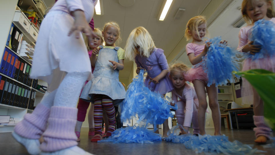 Dans og moro: Barna i Espira Finn�s p� B�mlo elsker musikkleker. B�mlo kommune har bare private barnehager. Foto: Erling H�geland
