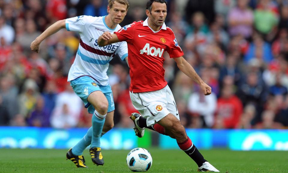 GIR SEG IKKE: Ryan Giggs (t.v) gyver l�s p� en ny United-sesong, hans 18. p� toppniv� i Manchester United. Foto: EPA/FOTOSPORTS/ROBIN PARKER