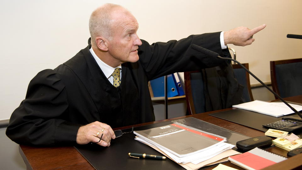 PRESSER AKTORATET: Forsvarsadvokat Erling O. Lyngtveit presser aktoratet for � f� fram at det ikke foreligger bevis for at kunsthandler Tor Arne Uppstr�m har visst hvor flere millioner kroner stammet ifra. 

Foto: Tor Erik H. Mathiesen / SCANPIX