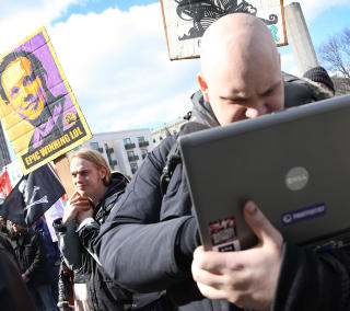 THE PIRATE BAY NEDE: Som f�lge av aksjonen er det popul�re nettstedet The Pirate Bay nede. Her fra en demonstrasjon mot straffeforf�lging av nettstedets grunnleggere i Sverige. Foto: SCANPIX SWEDEN / FREDRIK PERSSON