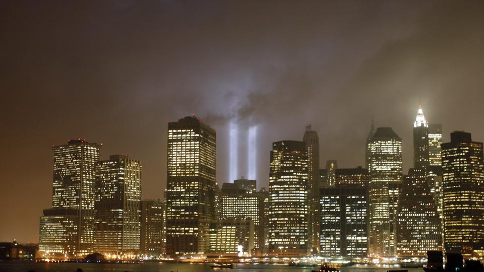 SKYLINE: Manhattan skyline er en av tingene man b�r f� med seg i USA. De to lysstr�lene representerer tvillingt�rnene som raste under terroristangrepet 11. september 2001. Foto: Reuters