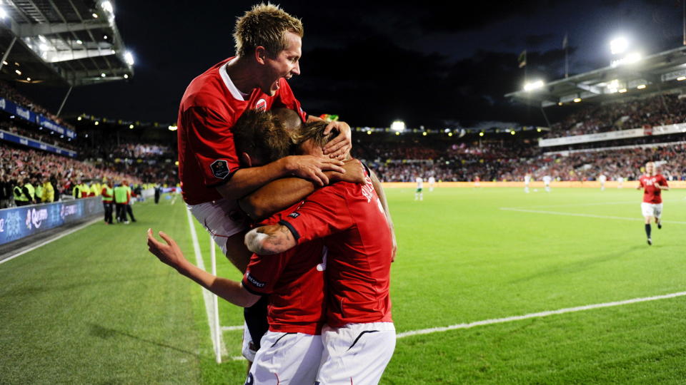 I F�RERSETET: Norge har tatt kommandoen i EM-kvalikgruppa etter full pott p� de to f�rste kampene. Erik Huseklepps scoring betyr at �nye Drillos� har fem poengs forsprang til gruppefavoritt Portugal.Foto: SCANPIX