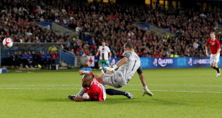 KJEMPEJOBB AV CAREW:John Carew i aksjon mot Portugals keeper Eduardo, mens Erik Huseklepp (t.h.)er v�ken og vil sette ballen i �pent  m�l under EM-kvalifiseringsampen i fotball mellom Norge og Portugal p� Ullevaal Stadion i Oslo tirsdag kveld.
Foto: H�kon Mosvold Larsen / Scanpix
